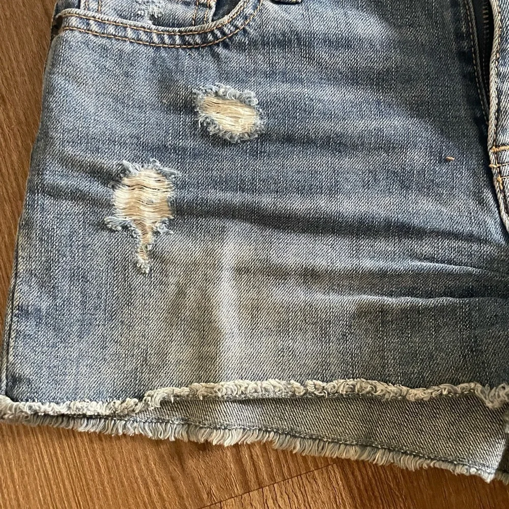 Gap Sexy Boyfriend Short distressed Jean size 4/27